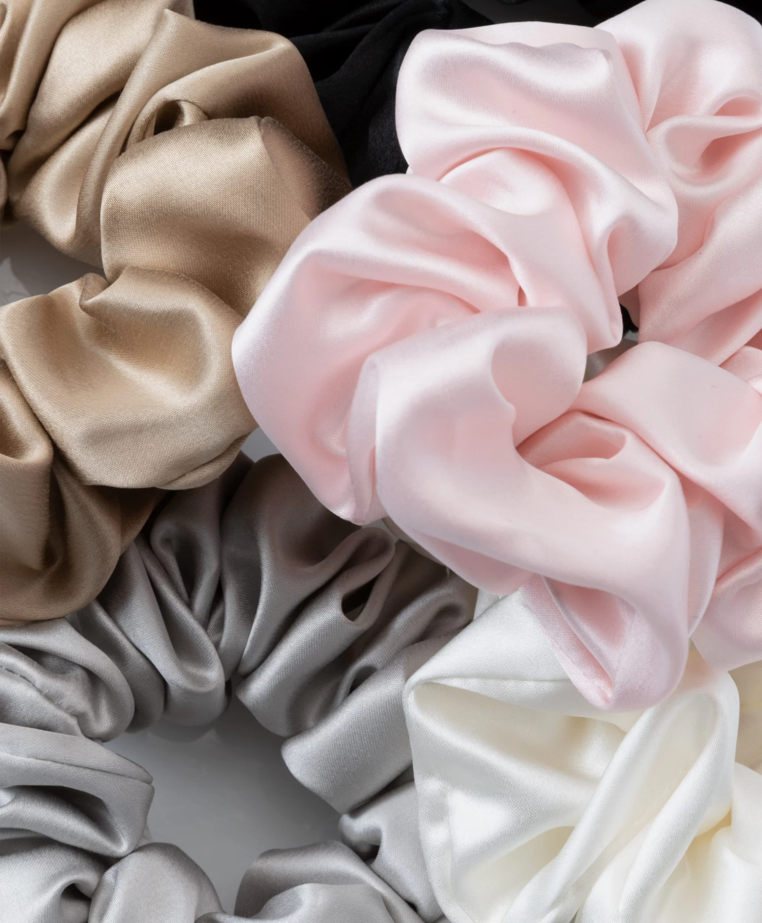 By Dariia Day Mulberry Zijden Scrunchie Medium - Powder White 7 By Dariia Day Mulberry Zijden Scrunchie Medium - Powder White - Afbeelding 7