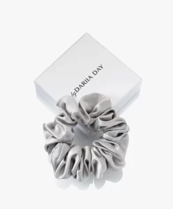 By Dariia Day Mulberry Zijden Scrunchie Medium - Zilvergrijs