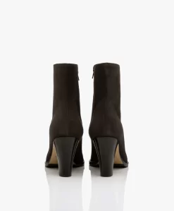 Panara Suède Enkellaars Met Hak - Fumo 19 Panara Suède Enkellaars Met Hak - Fumo -Kleding Series Winkel 282746a8 c9ca 4a42 89ff 91473bfa15c4 612 scaled