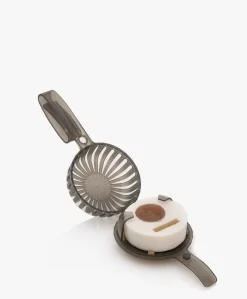 Boutoi Mailbox Toiletblokhouder Met 4 Geurblokjes - Black Amber -Kleding Series Winkel 42a519a0 ab19 4bdf bbc8 dbb991787f45 02 scaled