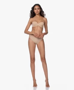 Calvin Klein Lightly Lined Strapless Bh - Bare -Kleding Series Winkel 4aa4f9a7 30ca 44a7 a0c7 5a7574382642 scaled