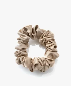 By Dariia Day Mulberry Zijden Scrunchie Small - French Beige 4 By Dariia Day Mulberry Zijden Scrunchie Small - French Beige -Kleding Series Winkel 63f84475 a10b 476a 872c 0e88030453a5 scaled