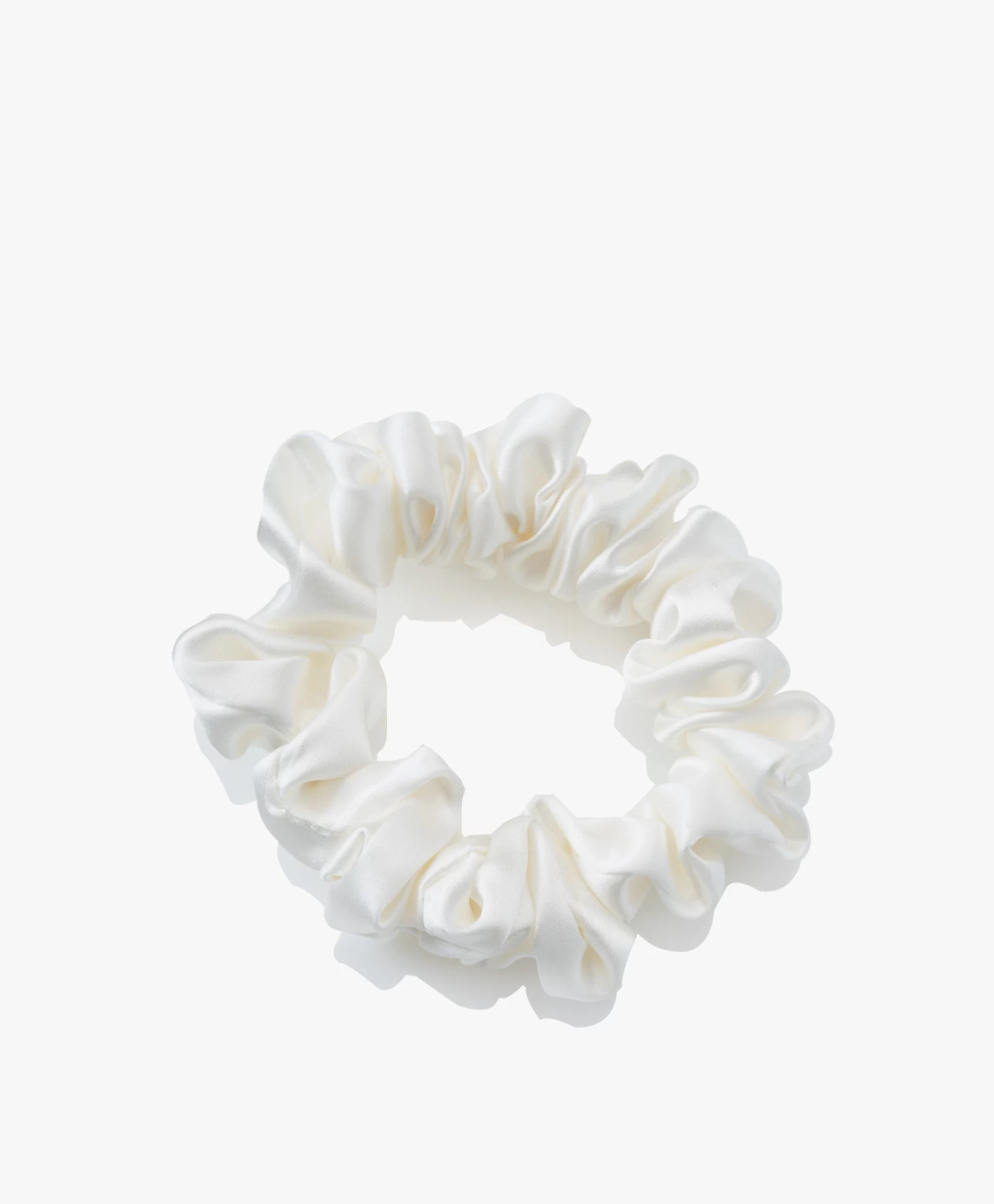By Dariia Day Mulberry Zijden Scrunchie Small - Powder White 3 By Dariia Day Mulberry Zijden Scrunchie Small - Powder White - Afbeelding 3