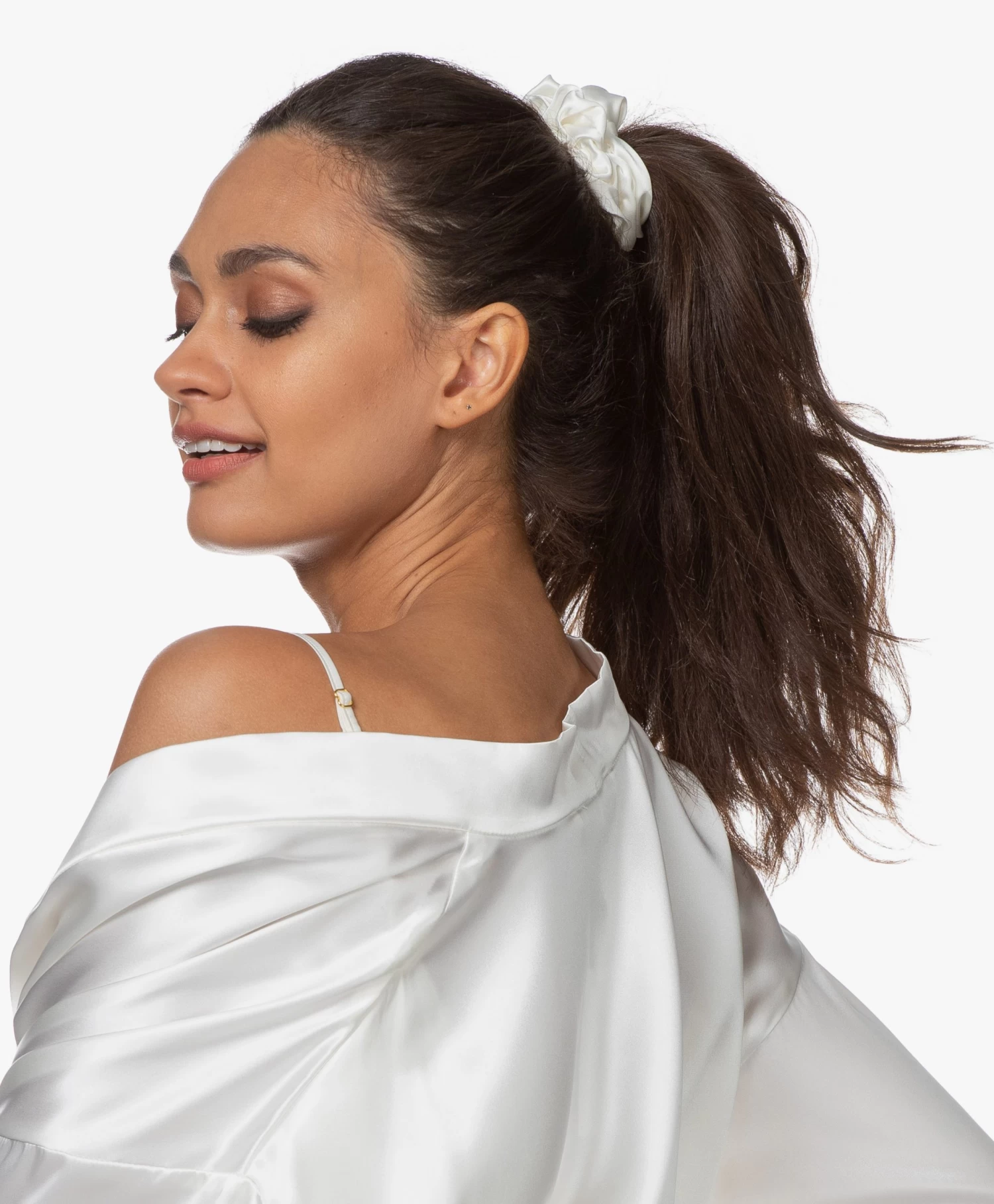 By Dariia Day Mulberry Zijden Scrunchie Medium - Powder White 8 By Dariia Day Mulberry Zijden Scrunchie Medium - Powder White - Afbeelding 8