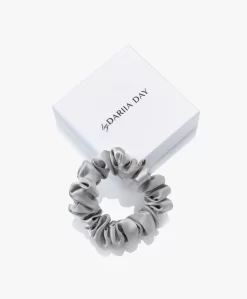By Dariia Day Mulberry Zijden Scrunchie Small - Zilvergrijs