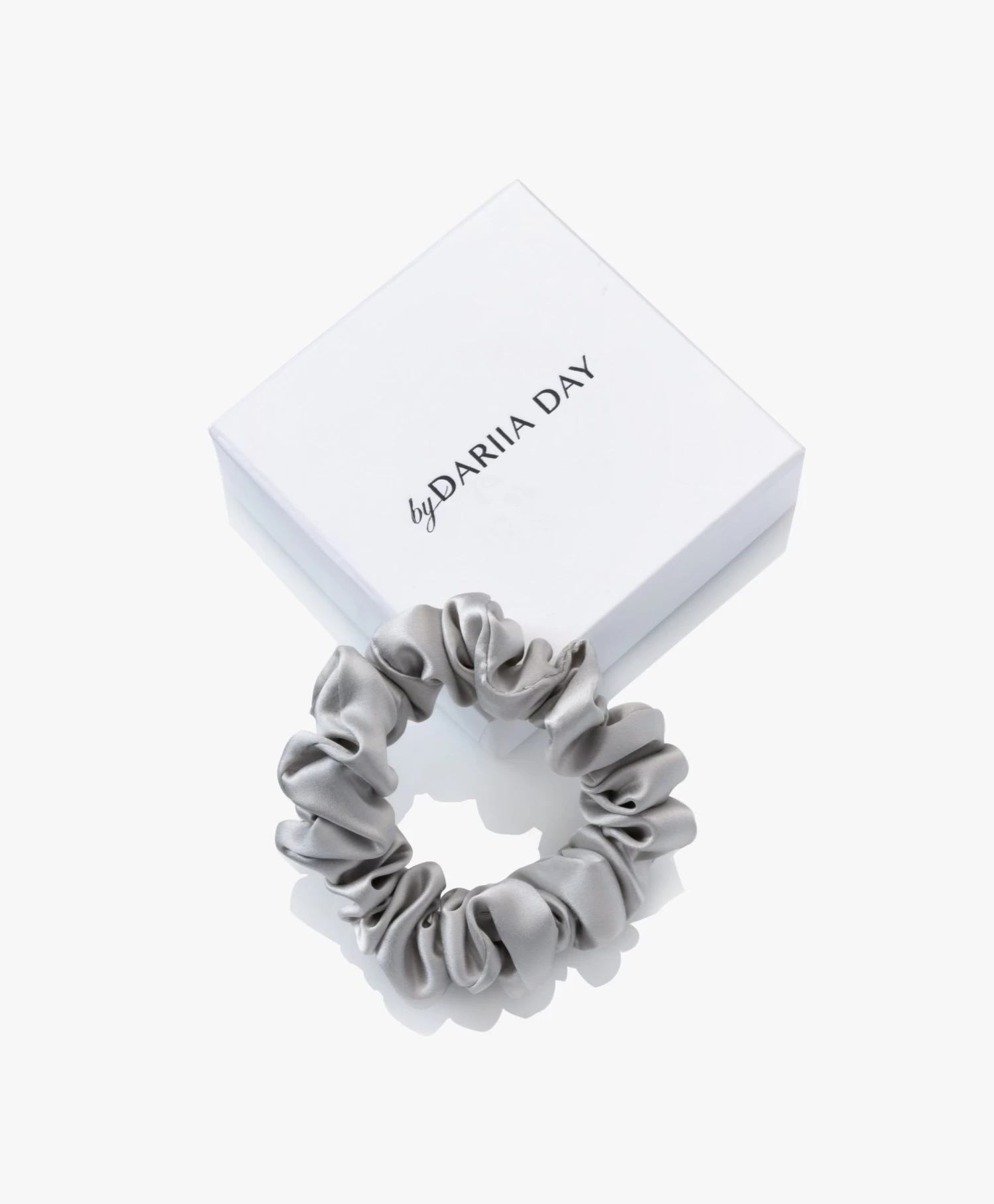 By Dariia Day Mulberry Zijden Scrunchie Small - Zilvergrijs 1 By Dariia Day Mulberry Zijden Scrunchie Small - Zilvergrijs