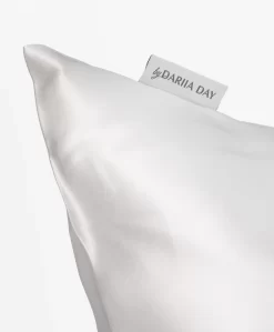 By Dariia Day Mulberry Zijden Kussensloop - Powder White -Kleding Series Winkel 86d907eb c7e9 4a83 bfbf a0d4a12ee739 scaled