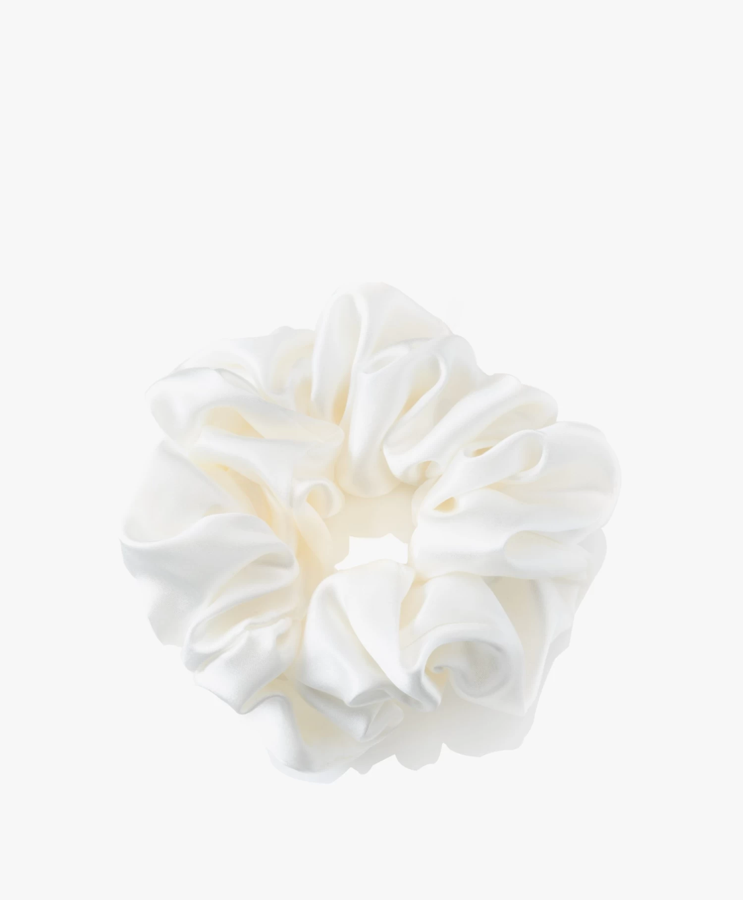 By Dariia Day Mulberry Zijden Scrunchie Medium - Powder White 4 By Dariia Day Mulberry Zijden Scrunchie Medium - Powder White - Afbeelding 4