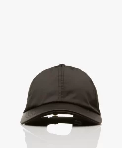 By Malene Birger Aubriel Satijnen Pet - Zwart -Kleding Series Winkel 8d518733 53e8 449c 8940 6cf980ef59af 04 scaled