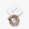 By Dariia Day Mulberry Zijden Scrunchie Small - French Beige