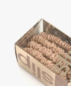 Slip™ 4-Pack Skinnies Zijden Scrunchies - Lichtbruin -Kleding Series Winkel 95312e0f 2500 469a 9d29 803f1f87e383 01 scaled