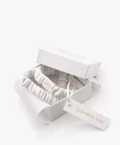 By Dariia Day Mulberry Zijden Haarband - Powder White -Kleding Series Winkel 9bb60bd0 2071 4ab5 806b d91b61db4e05 03 scaled