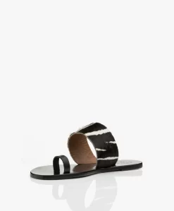 Atp Atelier Astrid Zebraprint Leren Teenslippers- Zwart 20 Atp Atelier Astrid Zebraprint Leren Teenslippers- Zwart -Kleding Series Winkel ATP Atelier Astrid Printed Zebra Pony Black 395 scaled