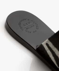 Atp Atelier Astrid Zebraprint Leren Teenslippers- Zwart 18 Atp Atelier Astrid Zebraprint Leren Teenslippers- Zwart -Kleding Series Winkel ATP Atelier Astrid Printed Zebra Pony Black 396 scaled