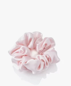 By Dariia Day Mulberry Zijden Scrunchie Medium - Blush Pink -Kleding Series Winkel a7c4844f 1318 4675 a5bd a9a4e9a73455 scaled