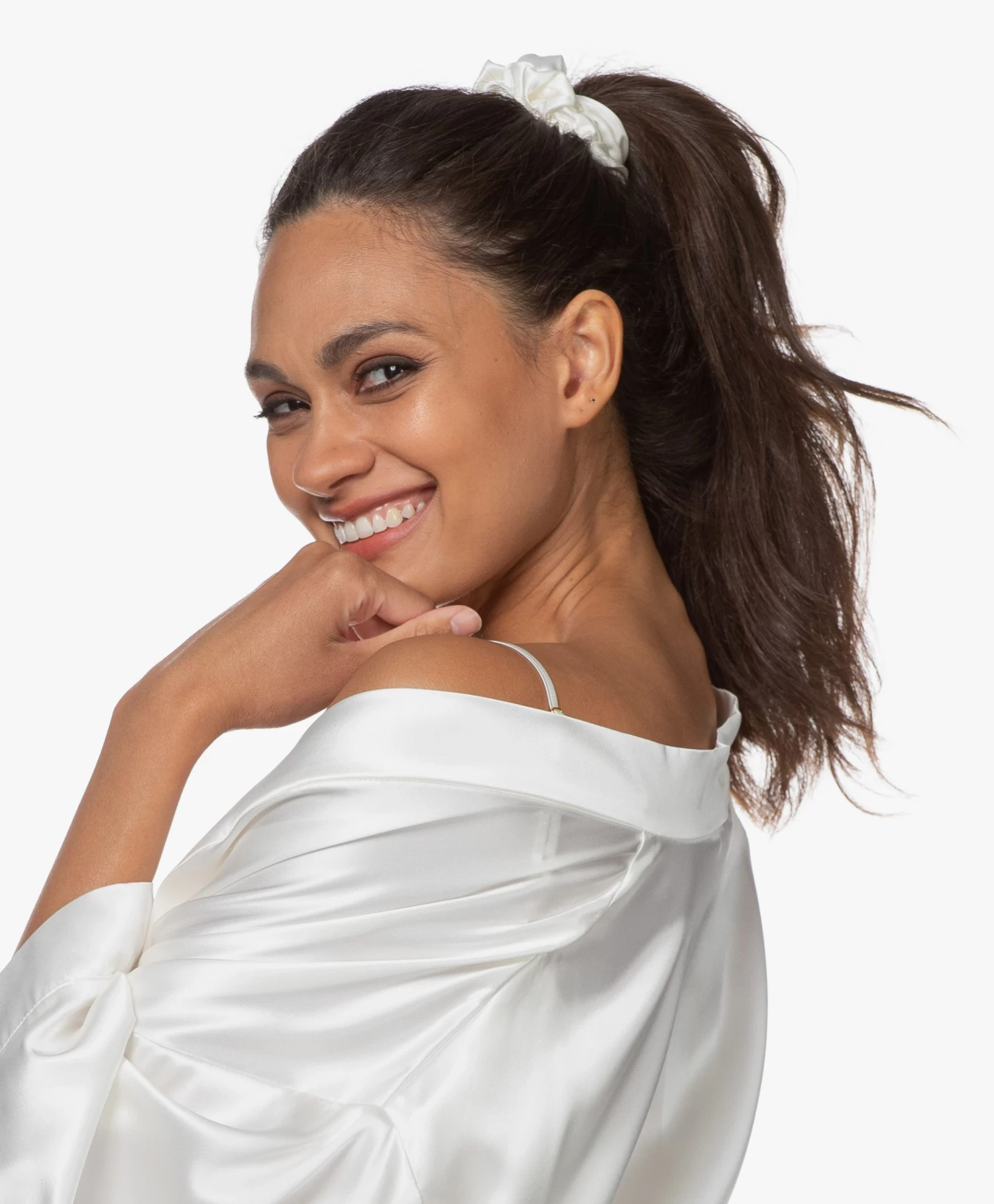 By Dariia Day Mulberry Zijden Scrunchie Medium - Powder White 11 By Dariia Day Mulberry Zijden Scrunchie Medium - Powder White - Afbeelding 11