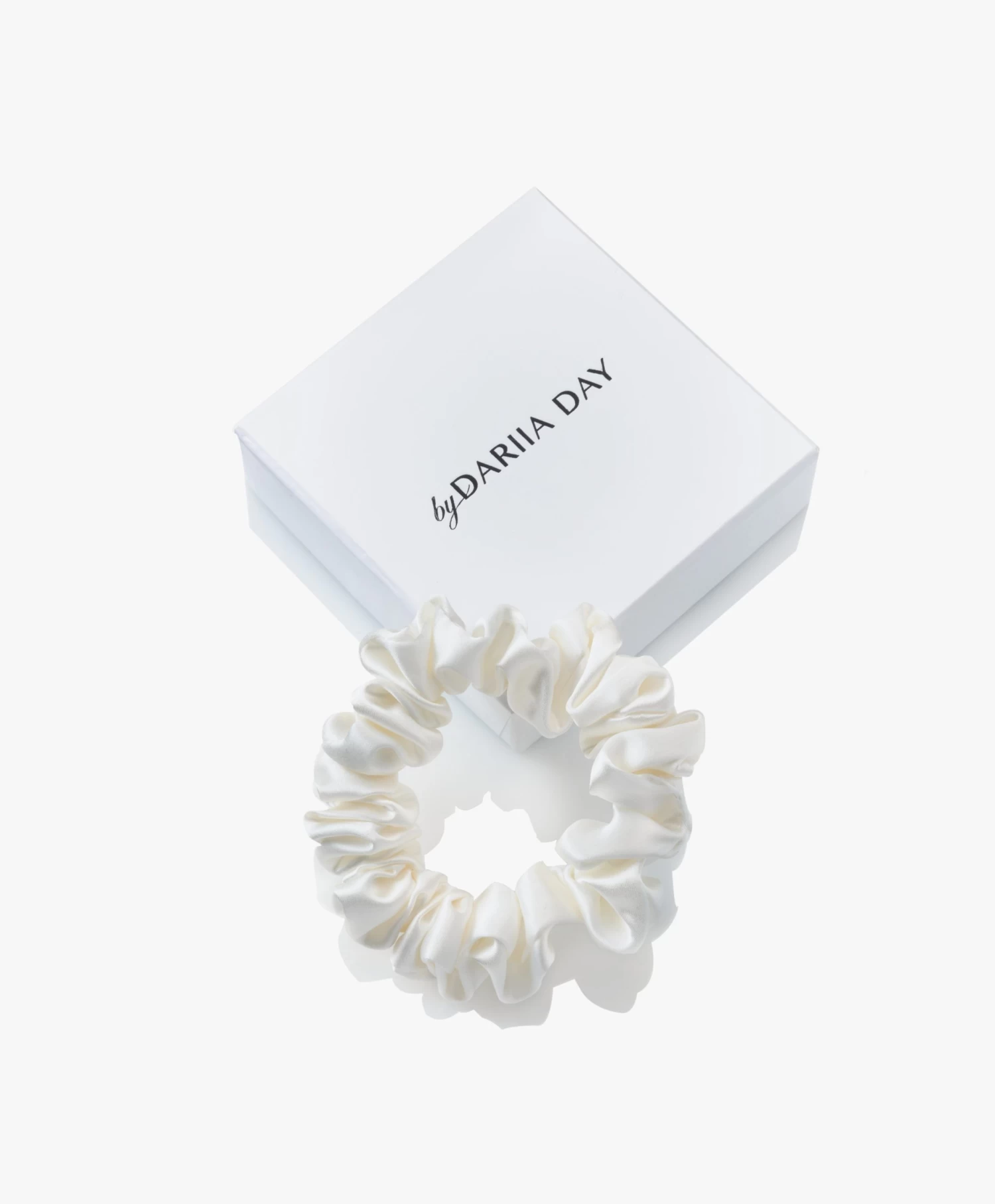 By Dariia Day Mulberry Zijden Scrunchie Small - Powder White 1 By Dariia Day Mulberry Zijden Scrunchie Small - Powder White