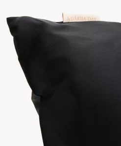 By Dariia Day Zijden Travel Set Met Luxfill Kussen - Midnight Black -Kleding Series Winkel b57feb21 38fb 4ff3 a731 e9a43bfae751 04 scaled