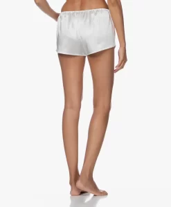 By Dariia Day Mulberry Zijden Short - Powder White 16 By Dariia Day Mulberry Zijden Short - Powder White -Kleding Series Winkel b79e44bf fbb8 4861 a1f7 185e298d340d scaled