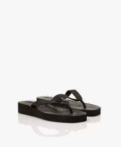 Sleepers Tapered Platform Teenslippers Van Natuurlijk Rubber - Zwart -Kleding Series Winkel be8ab9dc 7631 4516 9387 bb9e60c7e0cb 05 scaled