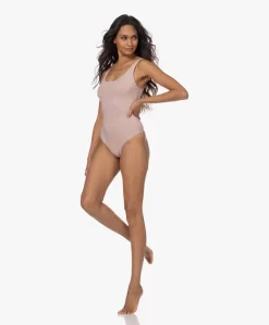 Wolford Ribjersey String Body - Powder Pink -Kleding Series Winkel bf81338a 052c 4f2c b839 b83372f5103e 58 scaled