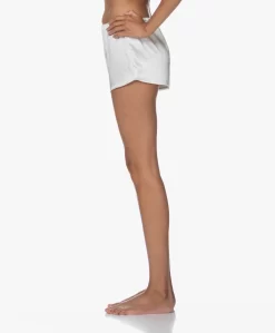 By Dariia Day Mulberry Zijden Short - Powder White 22 By Dariia Day Mulberry Zijden Short - Powder White -Kleding Series Winkel c9efd546 106d 4b8a 9c9e d0ce4acbe4fd scaled
