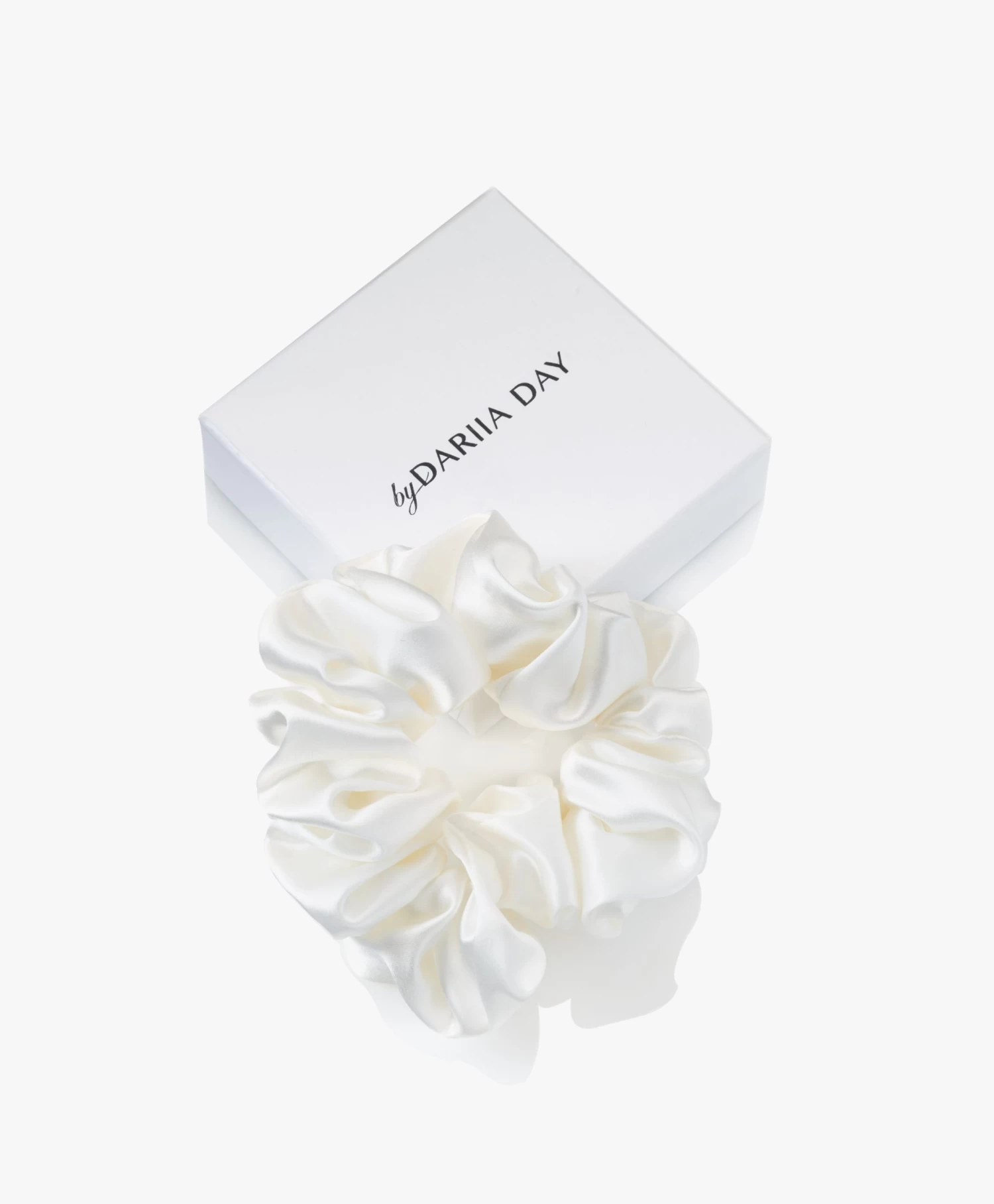 By Dariia Day Mulberry Zijden Scrunchie Medium - Powder White 1 By Dariia Day Mulberry Zijden Scrunchie Medium - Powder White