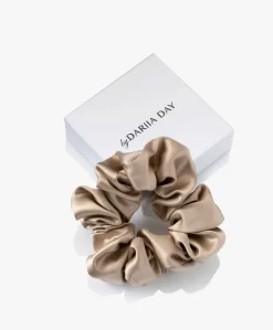 By Dariia Day Mulberry Zijden Scrunchie Medium - French Beige
