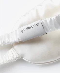 By Dariia Day Mulberry Zijden Slaapmasker - Powder White -Kleding Series Winkel d75fc2f4 6bc1 4dac 8862 bd0fa4353811 scaled