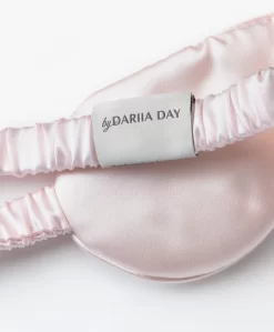 By Dariia Day Mulberry Zijden Slaapmasker - Blush Pink -Kleding Series Winkel e70e3bc4 b72d 4ffb 9394 8dd0920c465a scaled