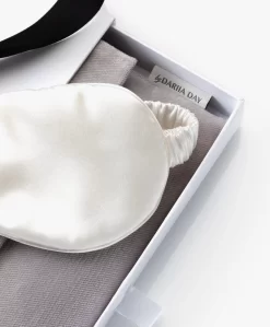 By Dariia Day Mulberry Zijden Slaapmasker - Powder White -Kleding Series Winkel e85cfff2 1e9b 4c9a 87bf 20048cf32f60 scaled