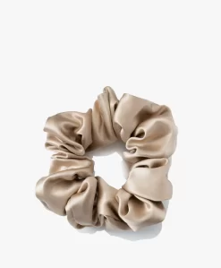By Dariia Day Mulberry Zijden Scrunchie Medium - French Beige -Kleding Series Winkel f1873325 5584 4b0b 8fdc b0727a1d3997 scaled