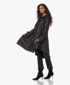 Maium 2-In-1 Regenjas - Zwart -Kleding Series Winkel f1d387e8 eb1d 48fe 8e79 d3b7a15005af 255 scaled