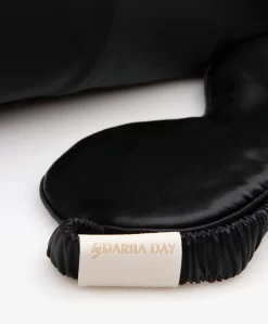 By Dariia Day Zijden Travel Set Met Luxfill Kussen - Midnight Black -Kleding Series Winkel f4dc85b9 4c6a 4193 815c 05d06399ed13 08 scaled