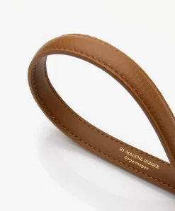 By Malene Birger Katin Smalle Leren Riem - Cognac -Kleding Series Winkel f92300c1 3b4c 4cc7 8e8e 166d9959e7a6 01 scaled